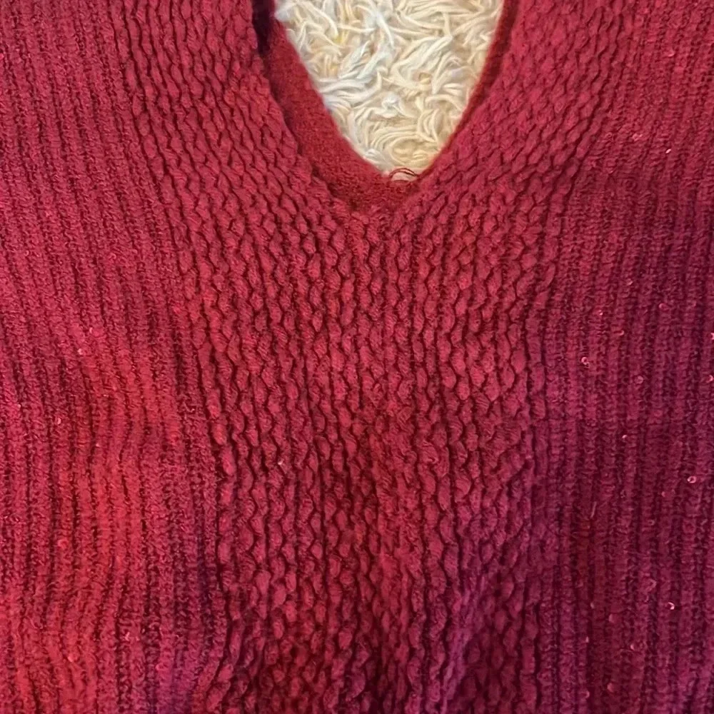 Beautiful cape/poncho. Has some sparkle. Perfect condition!!